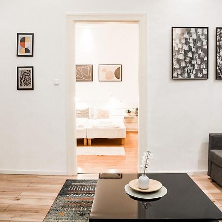 Stylish And Spacious ! Central Location Kazincy Netflix Budapest Bagian luar foto