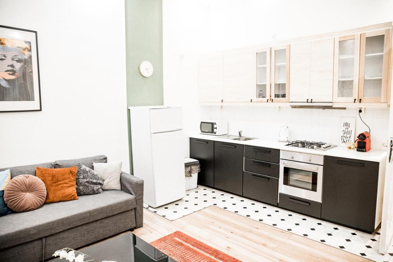 Stylish And Spacious ! Central Location Kazincy Netflix Budapest Bagian luar foto