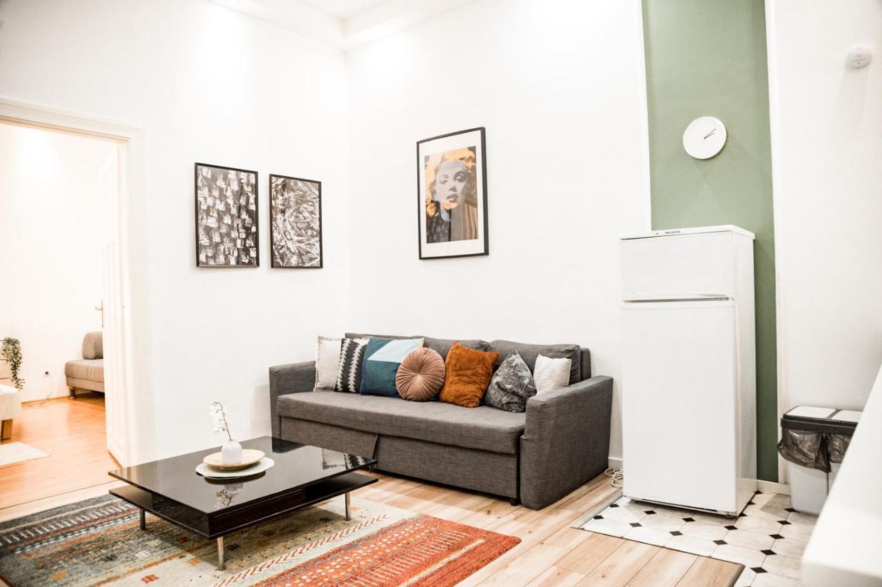 Stylish And Spacious ! Central Location Kazincy Netflix Budapest Bagian luar foto