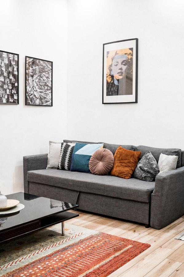 Stylish And Spacious ! Central Location Kazincy Netflix Budapest Bagian luar foto