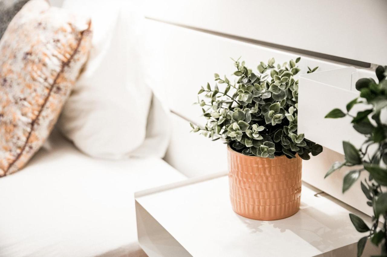 Stylish And Spacious ! Central Location Kazincy Netflix Budapest Bagian luar foto